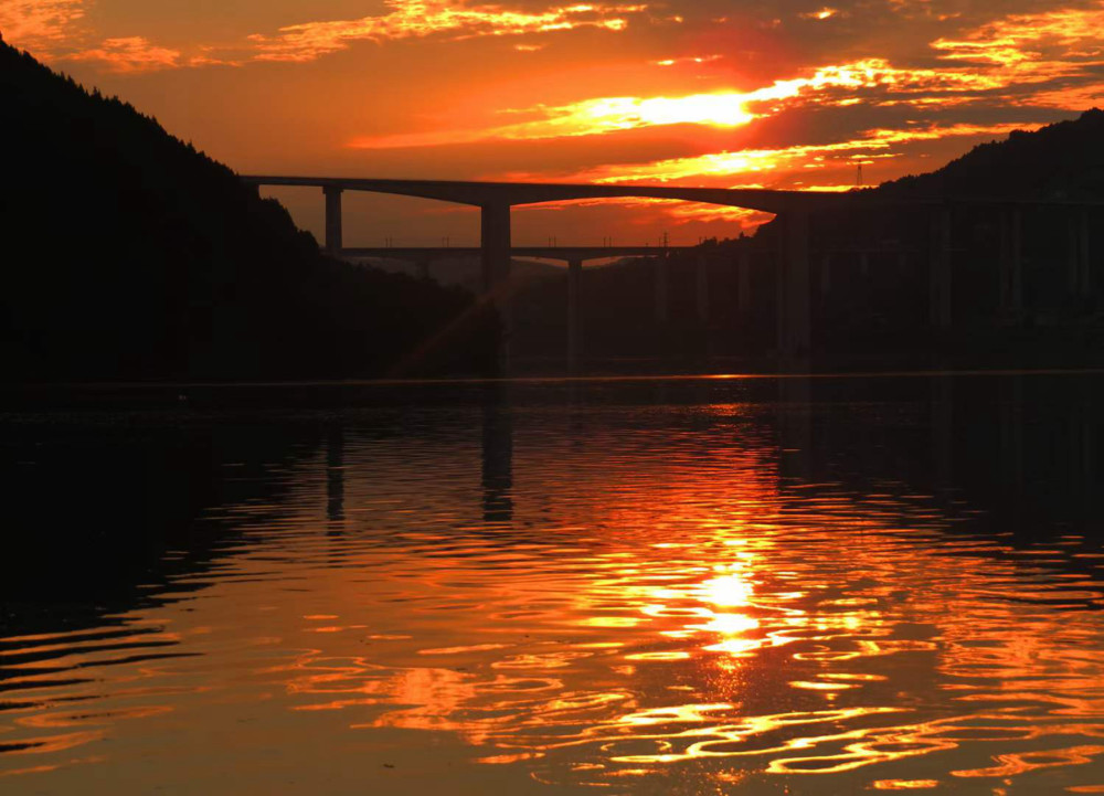 四川广元,嘉陵江落日余晖,晚霞醉人!
