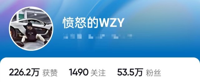 据王政源透露,naomi并不是什么名媛,而是某集团的一个普通采购员,她