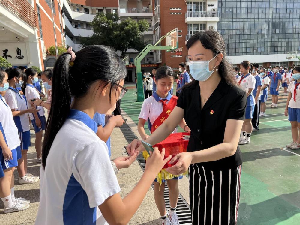 校长熊荣为新团员颁发团徽"双减"政策旨在减轻义务教育阶段学生作业