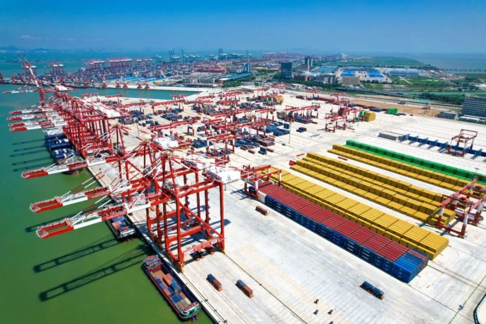 广州港南沙港区四期全球首个全自动化码头投运