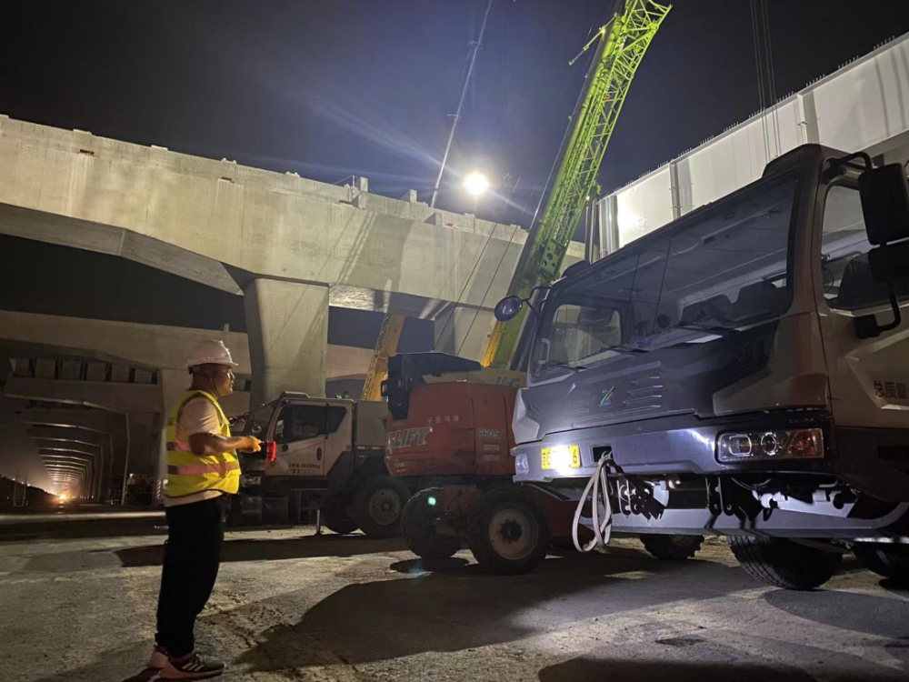 夜晚的工地,工人们如何降温?_腾讯新闻