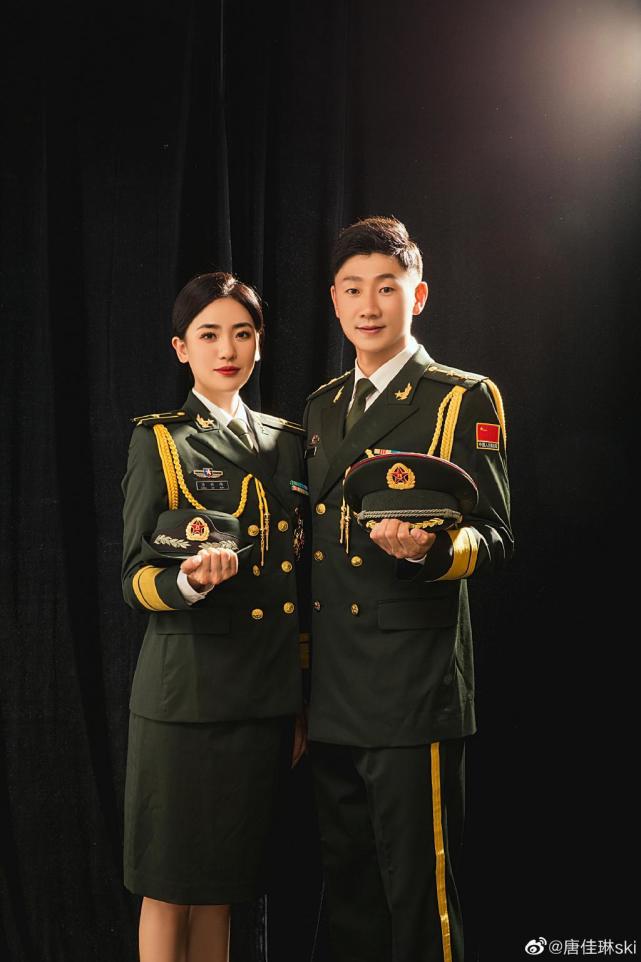 中国又一奥运代表大婚夫妻俩穿军装拍婚纱照英姿飒爽郎才女貌