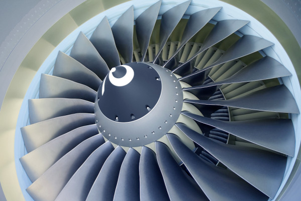 不过除了榫卯结构,发动机叶片还有一个设计也可以减少振动,就是大家