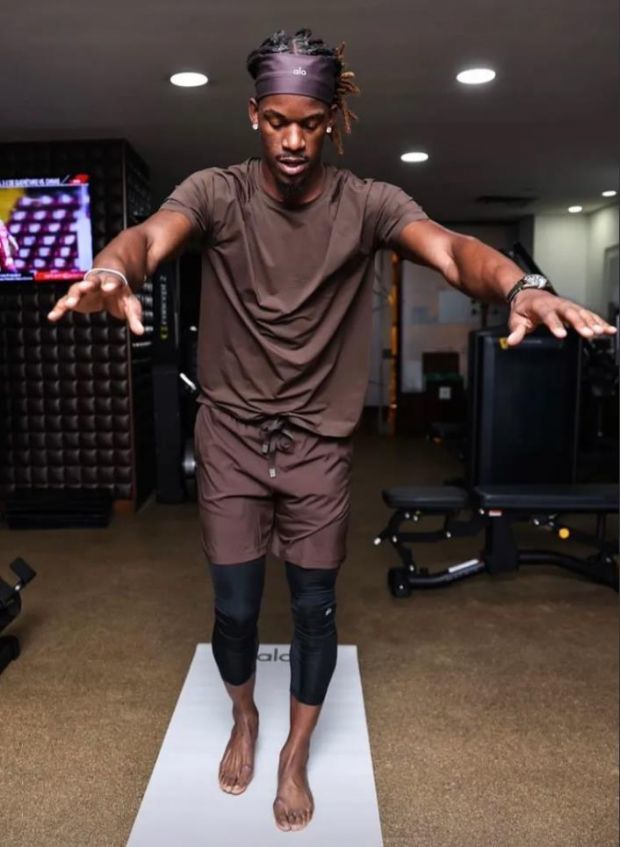 犀利新造型 吉米-巴特勒社媒晒最新个人照_腾讯新闻