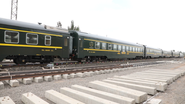 这趟列车能够在11小时30分钟跑完1453公里的旅程,让越来越多的旅客