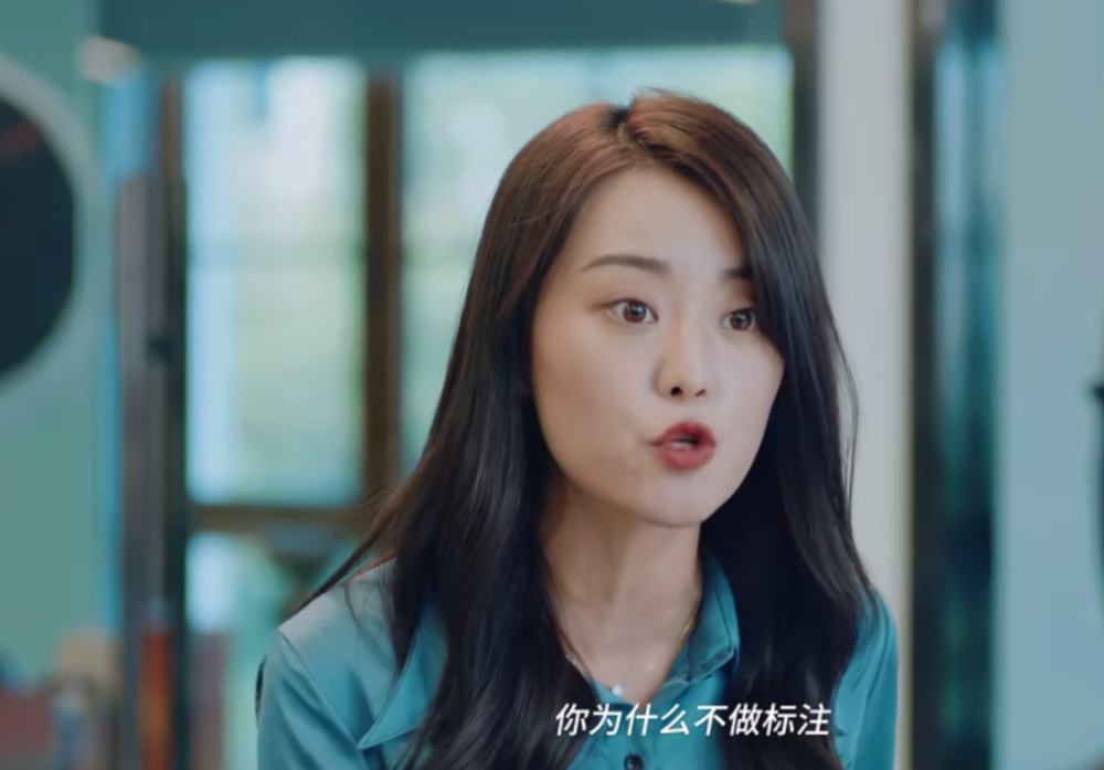 社里最红的作家毕筝(李嘉珍 饰)处处挤兑她,对她的工作是鸡蛋里挑骨头