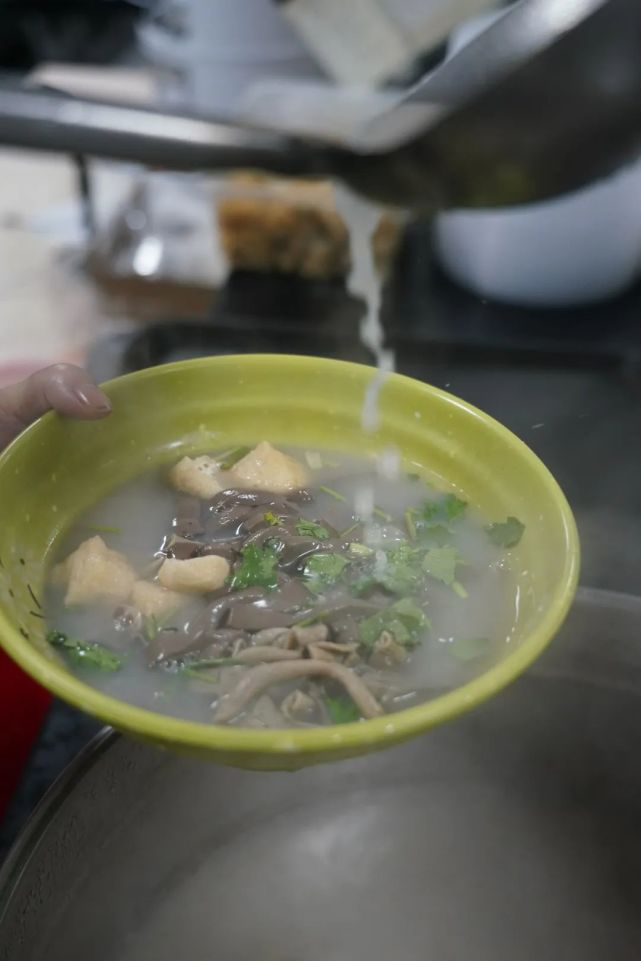 大锅,锅里熬着浓白色的老汤,汤里浸着的,是传承了三代人的"配方杂碎"