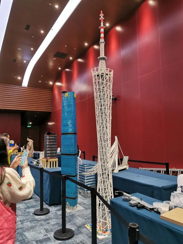 耗费零件8万个他用乐高还原广州天际线
