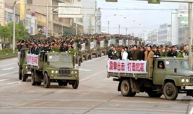 83年邓公路过唐山被菜刀队围住,导致了史上最大规模的一次严打?