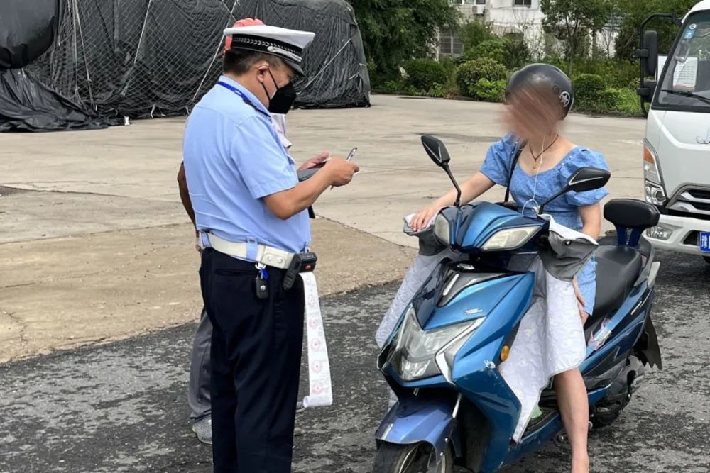 行为:非机动车未在非机动车道内行驶身份证号码:512927******3264姓名