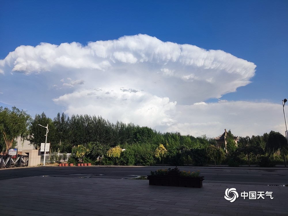 积雨云在向上发展过程中,云顶遇冷(遭受阻力)向四周散开,形成云砧,就