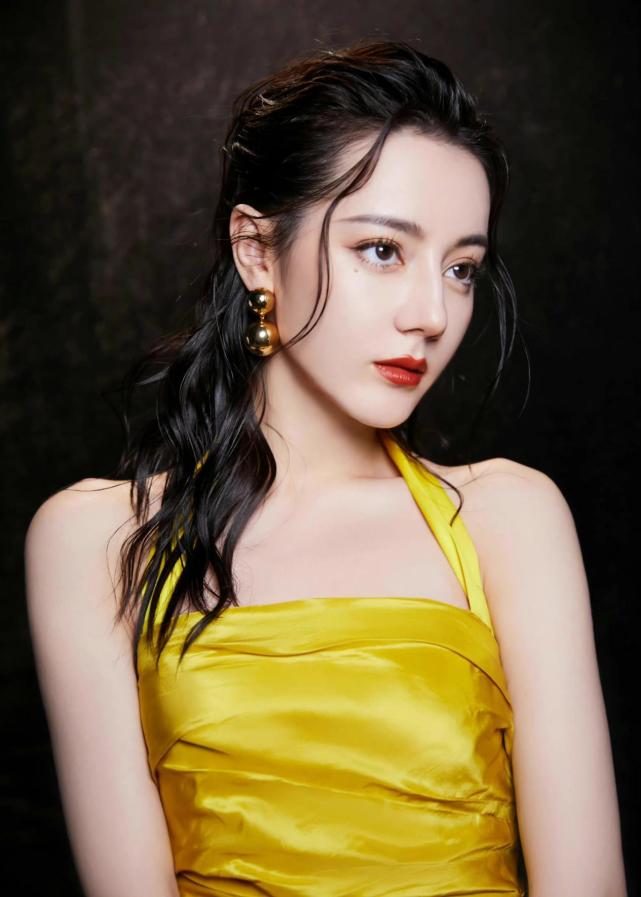 迪丽热巴才是真正的氧气美女穿连衣裙太有曲线湿发红唇看心动