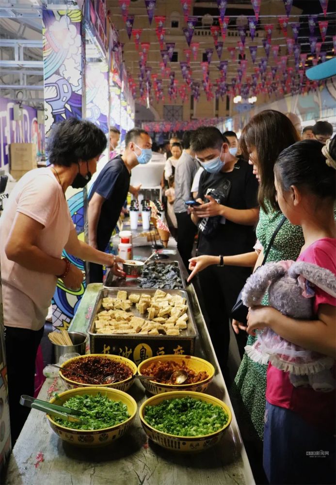 哈尔滨与世无蒸凉快大排档大中午就人气爆棚