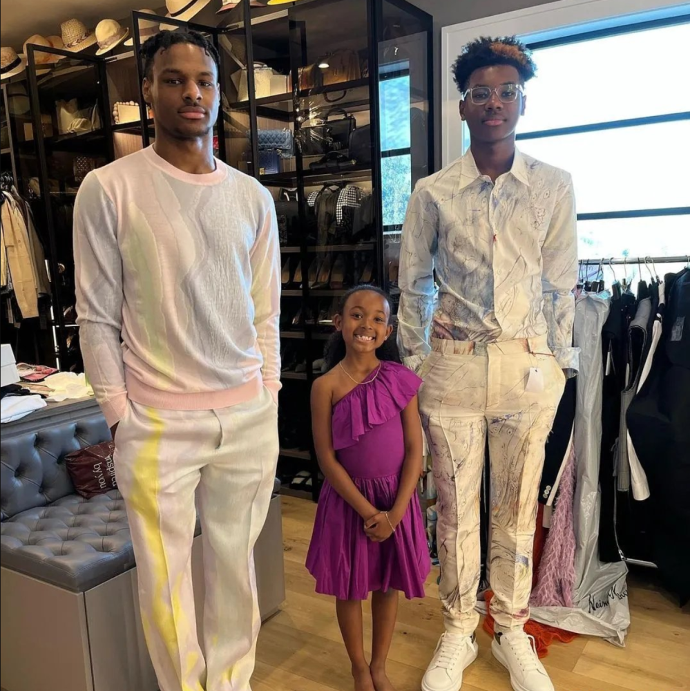 詹皇15岁二儿子布莱斯1米98,球风飘逸像杜兰特武器库丰富_腾讯新闻