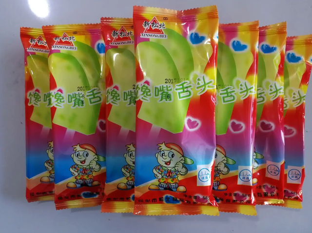 这种冰棍不仅好吃,也很好玩,在它快要化掉的时候会非常柔软,就像舌头
