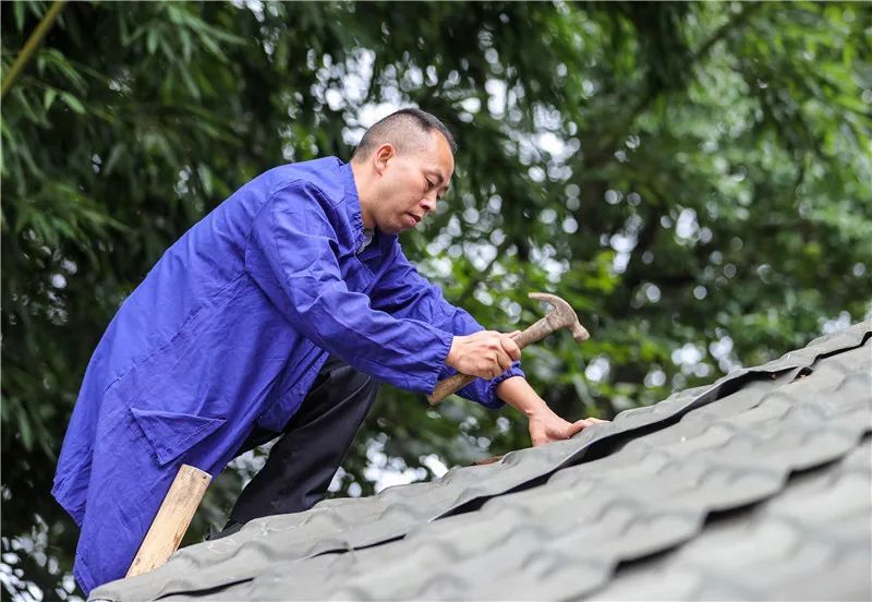 奋进新征程建功新时代李朝富退伍不褪色驻村不歇步