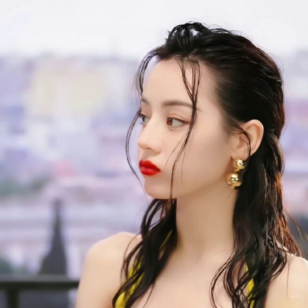 迪丽热巴最新湿发造型写真释出 嘟嘴卖萌美艳又可爱