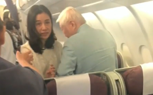 84岁陈飞龙坐轮椅急送医王力宏前岳母李瑶敏贴心陪伴李靓蕾未现身