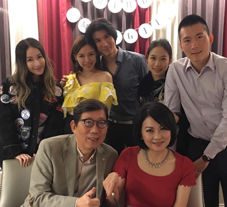 84岁陈飞龙坐轮椅急送医,王力宏前岳母李瑶敏贴心陪伴,李靓蕾未现身
