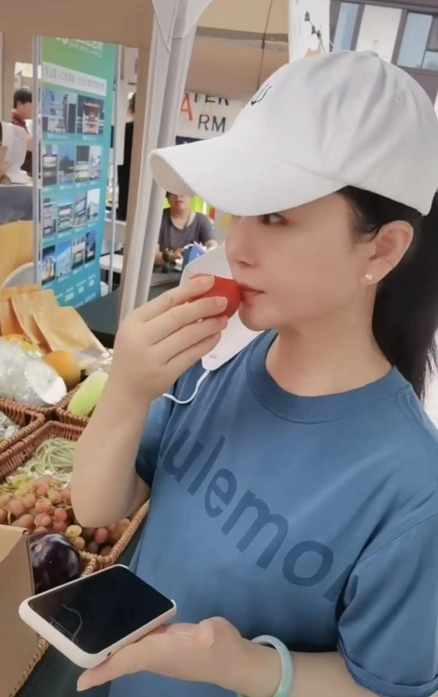 54岁任静素颜逛路边菜摊不洗直接吃加男性联系方式付笛生吃醋