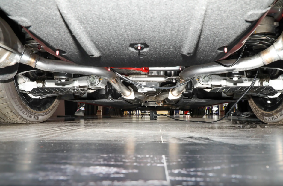 底盘方面捷尼赛思g80同样采用悬系后驱以及四驱的驱动方式,具有较强的