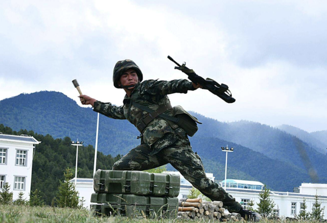 美58米俄72米中国勇夺第一各国士兵手榴弹投掷距离对比