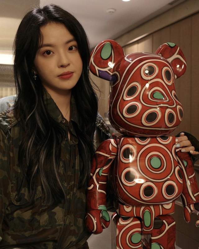 华谊千金王文也豪宅内景曝光,坐灶台上秀美腿,国产百元红酒抢镜_腾讯