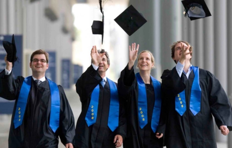 在国外读完博士要多久(在国外读完博士要多久毕业)