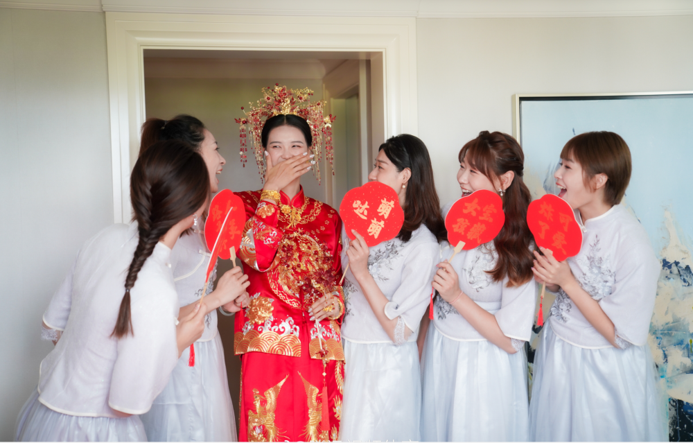 伴郎团也不是外人,新疆队后卫黄荣奇1米90,北控小前锋侯逸凡2米01