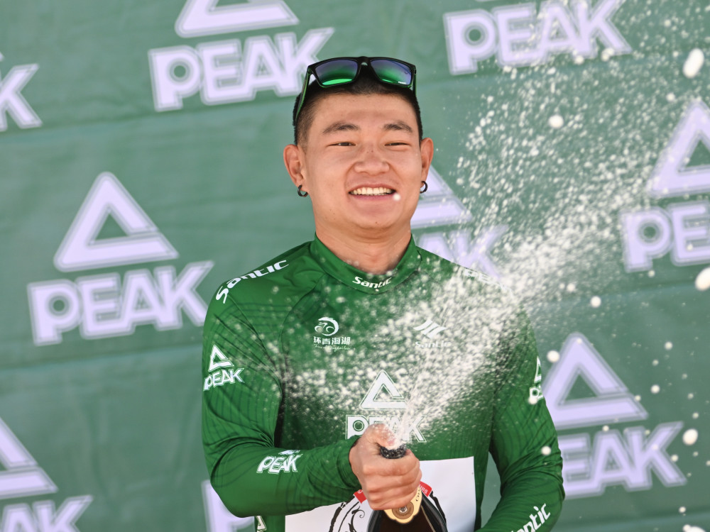 新华社记者 张龙 摄7月30日,捷安特洲际队选手吴俊杰在比赛中骑行.