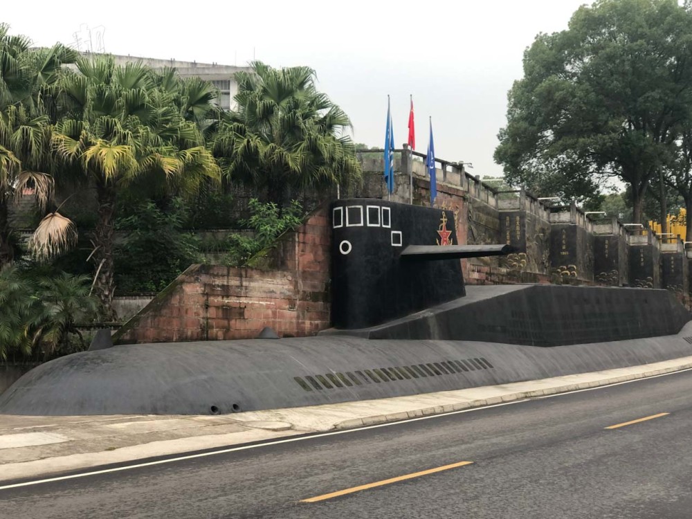 909基地内1:1的第一艘核潜艇雕塑(何进平/图)故事还没有讲完.