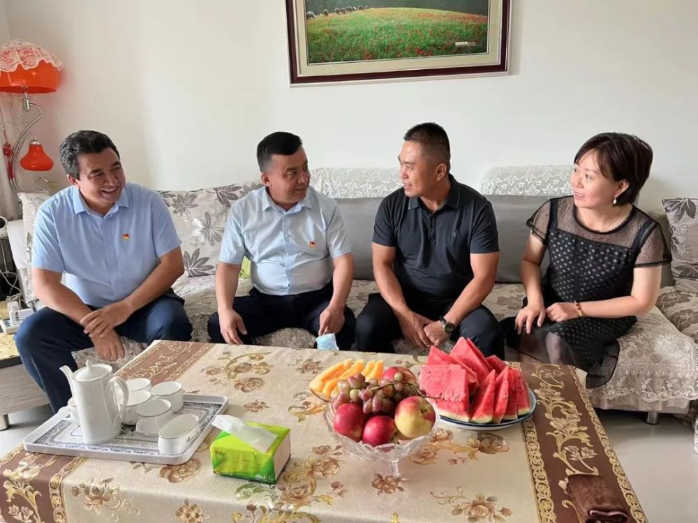 伊宁市领导开展"八一"拥军慰问活动_腾讯新闻