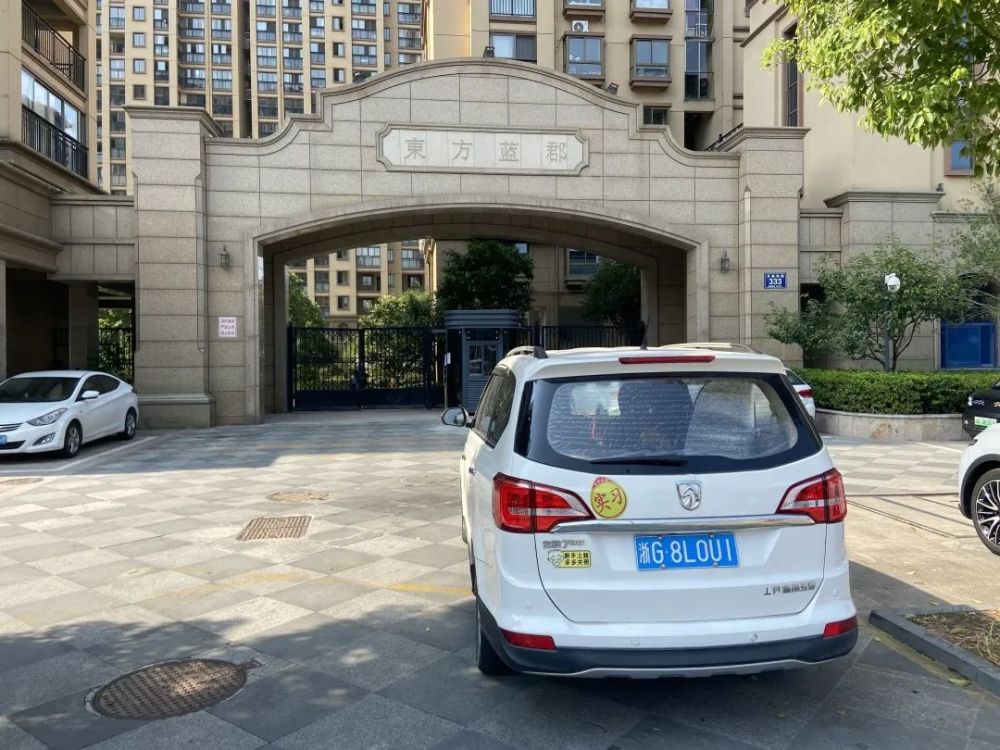 7月27日上午,浦阳中队接社区举报,东方蓝郡小区北侧的消防车通道上停