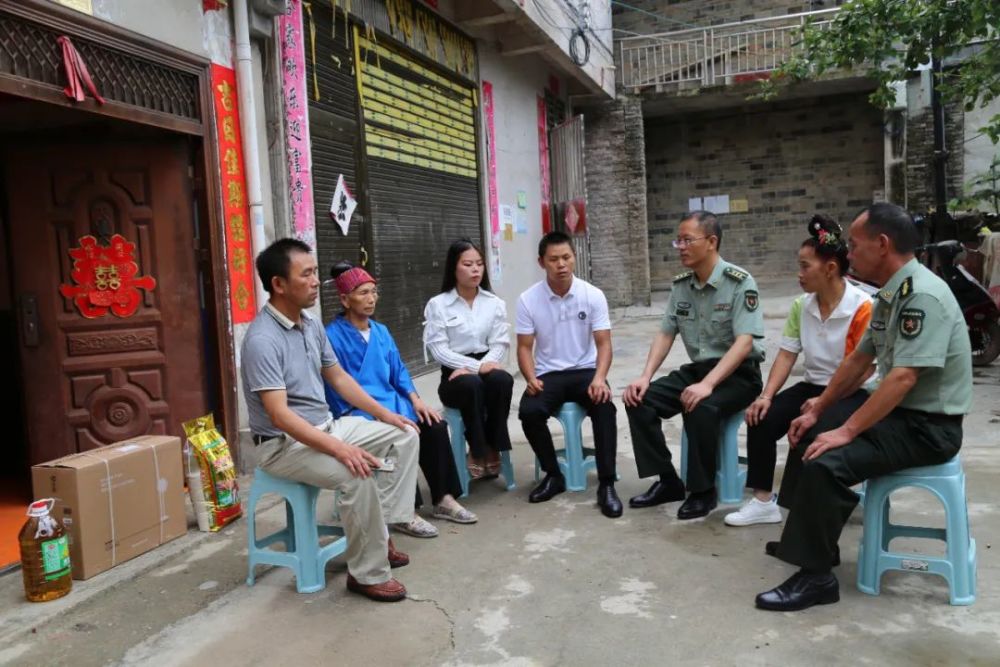 执行任务军人家属,参战复员老兵以及困难退役军人进行"八一"走访慰问