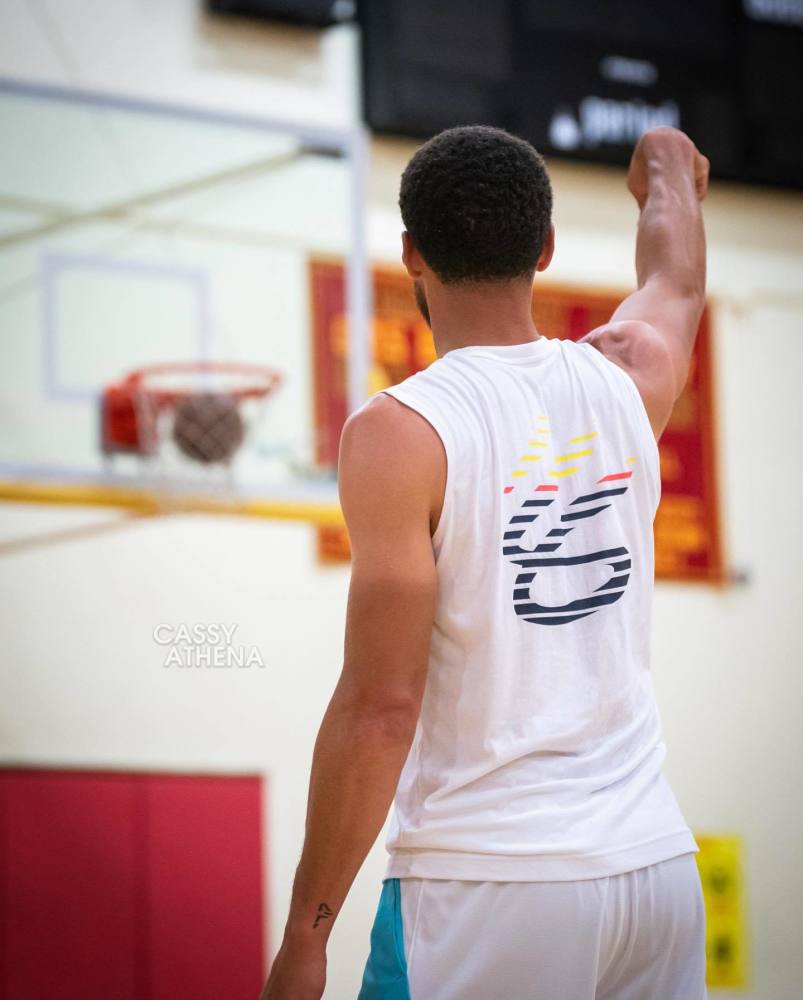 库里假期特训上演单臂暴扣,整个小臂都在篮筐之上,臂膀肌肉维度快赶上