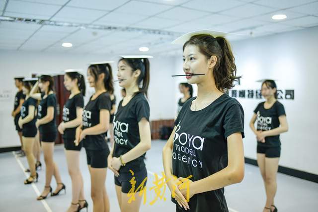 咬筷子顶纸板练功备战艺考向t台梦冲刺