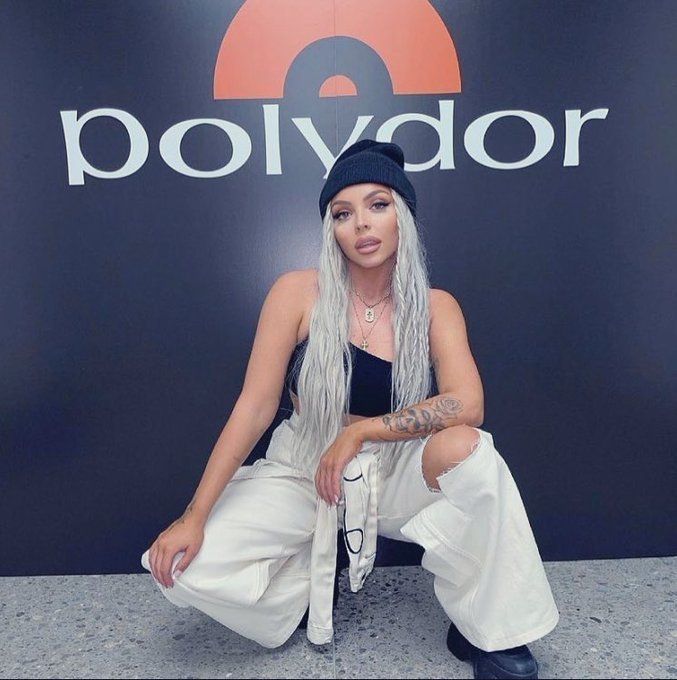 英国女歌手jesy nelson在签约14个月后,与polydor唱片公司分道扬镳,她