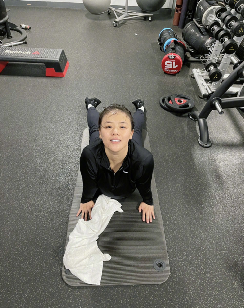 马思纯晒男友视角健身照,素颜状态下痘印颈纹抢镜,但尖下巴出众_腾讯