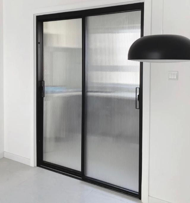 长虹玻璃金属门长虹玻璃的竖纹可以让房间看起来更高,透过它漫反射的
