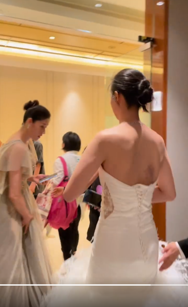 张常宁婚礼前拖着婚纱做核酸,1米95新娘弯腰工作人员踮脚采样_腾讯