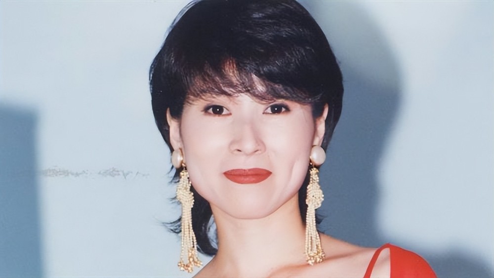 59岁林慧萍回归歌坛,短发俏丽肤白貌美,再唱《情难枕》回忆满满_腾讯