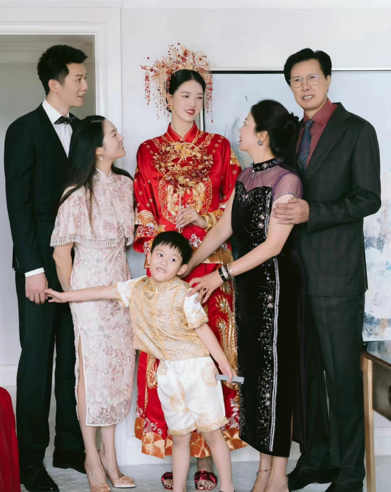 张常宁大婚同父异母哥哥张晨送亲,忍腰伤背着妹妹送上婚车父亲心疼