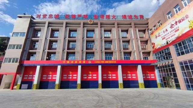 岗亭,岗台)(图为建设前,营区外观沿用老式标识及标语)红蓝相间的营区