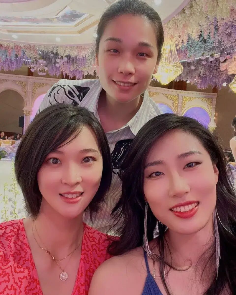 张常宁婚礼上中国女排五美惊艳,为何魏秋月最高呢?