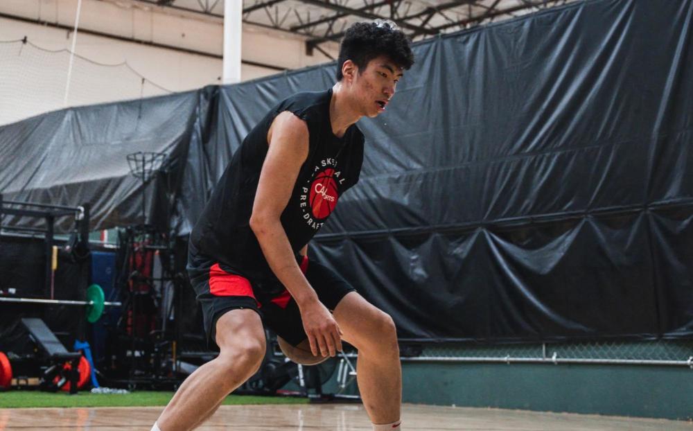 余嘉豪1v1美式单挑防守面积极大持球后仰获强化速度引热议