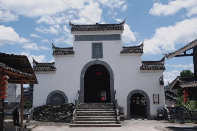 湖南千年古镇地处隐秘,是红色革命地,居民住在200年前的老房里