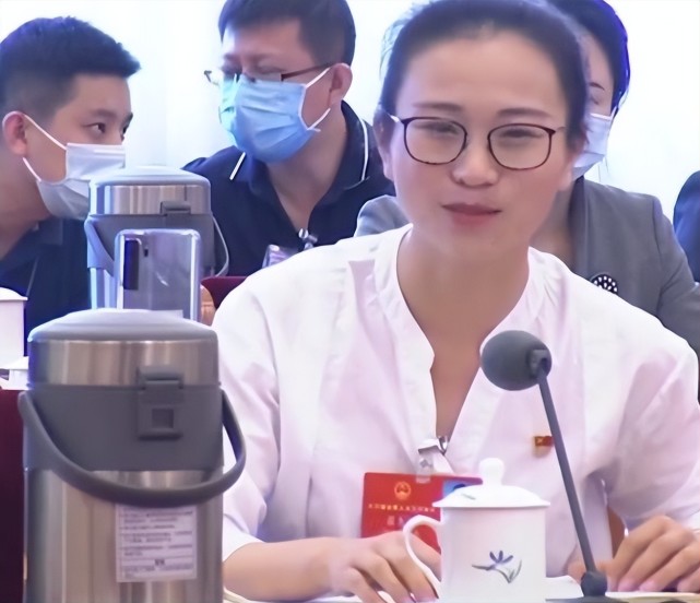 90后美女副县长走红,优秀的人总会发光,大学的学历不出色也没啥