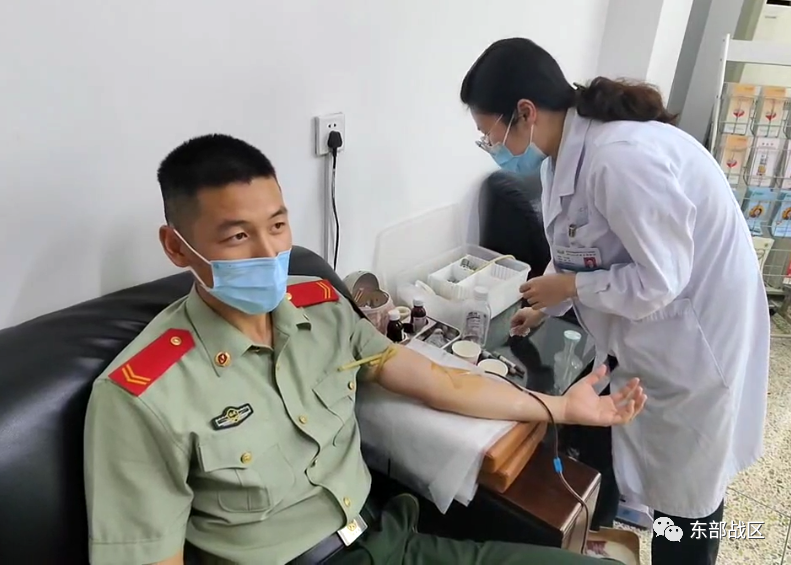 关注暖正在体检的武警官兵撸起了袖子