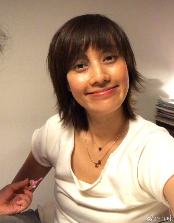 46岁马伊琍素颜出游又黑又瘦模样变化大,与大女儿穿泳装酷似姐妹