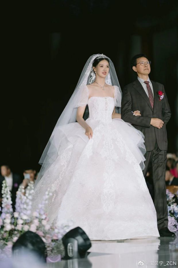 女排国手张常宁分享婚纱美照 紫色婚礼浪漫梦幻超幸福